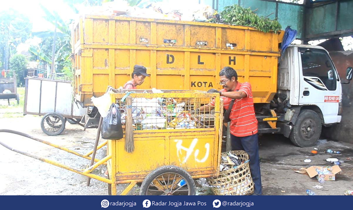 PILAH : Beberapa petugas tengah memilah sampah di Depo Sampah Pengok, Gondokusuman, Kota Jogja, Kamis (27/4). (ANNISSA KARIN/RADAR JOGJA)