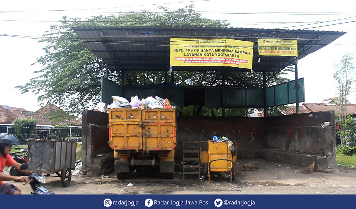 TPS : Suasana salah satu depo sampah di Kota Jogja, Kamis (27/4). (ANNISSA KARIN/RADAR JOGJA)