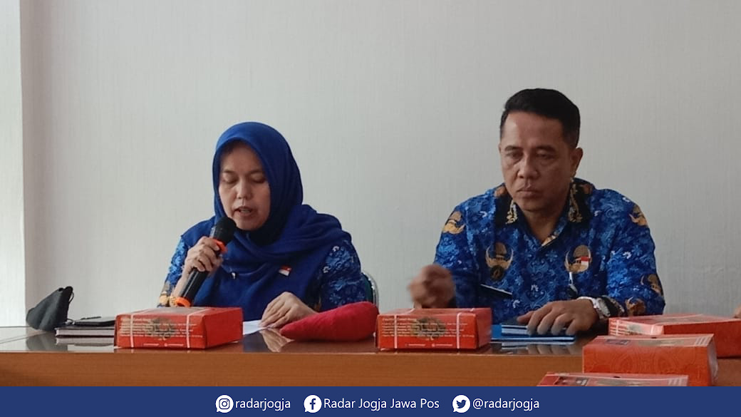 SOSOK : Kepala Bidang Daya Tarik Wisata Dispar Kota Jogja Yurnelis Piliang (kiri) tengah memberikan paparan saat jumpa pers di Balai Kota Jogja, Jumat (28/4). (ANNISSA KARIN/RADAR JOGJA)