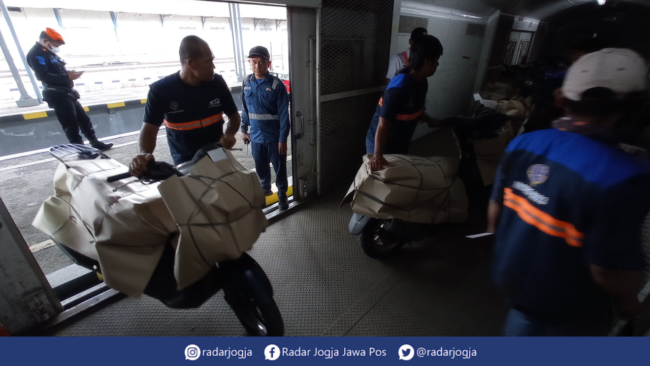 MENATA : Kru Angkutan Motis menata motor milik pemudik arus balik dengan tujuan Stasiun Jakarta Gudang, di Stasiun Lempuyangan, Jumat (28/4). (DWI AGUS/RADAR JOGJA)