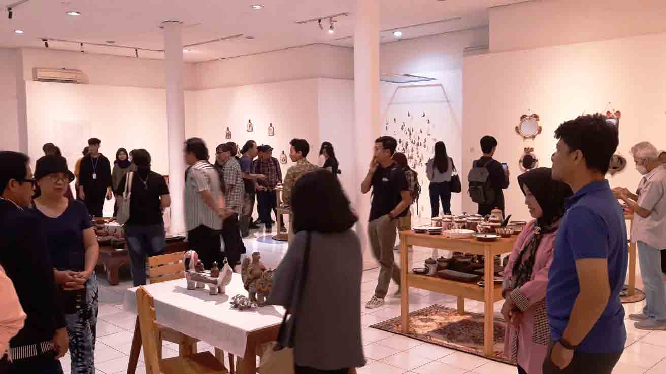 SENI: Kurang lebih sekitar 300 karya seni keramik milik Dona Prawita Arissuta yang dipamerkan pada pameran disertasi berjudul Adaptasi Kisah Relief Candi Sorowajan. (ISTIMEWA)