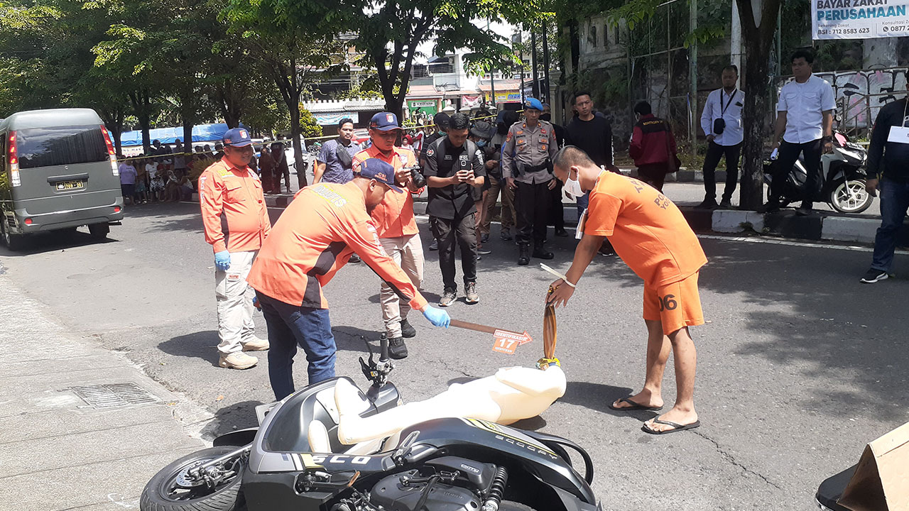 TUTUP JALAN: Para tersangka sedang melakukan rekonstruksi adegan kekerasan jalanan di Jalan Tentara Rakyat Mataram, Bumijo, Jetis, Kota Jogja, kemarin (10/4).(RIZKY WAHYU/RADAR JOGJA)