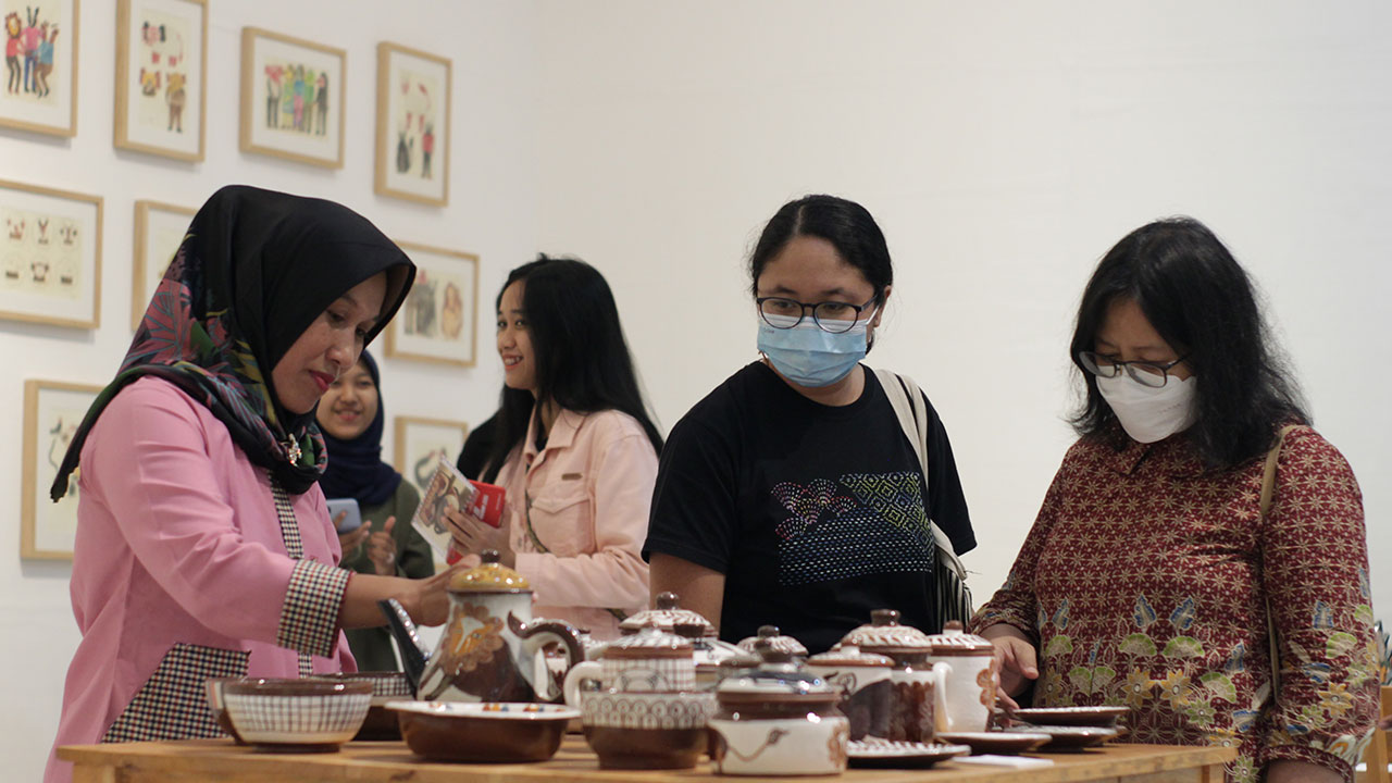 PERANTARA RINDU: Pameran keramik Dona Prawita Arrisuta bertema Adaptasi Relief Candi Sojiwan Jadi Perantara Rasa Rindu pada Anak di BBY.(BBY untuk Radar Jogja)