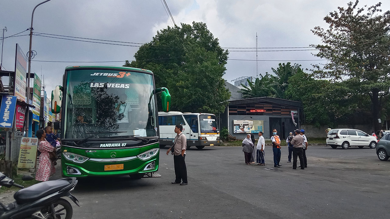 PADAT: Pemudik mulai berdatangan kembali di Terminal Jombor, kemarin (25/4). Arus balik diprediksi hingga 30 April.(ELANG KHARISMA DEWANGGA/RADAR JOGJA)