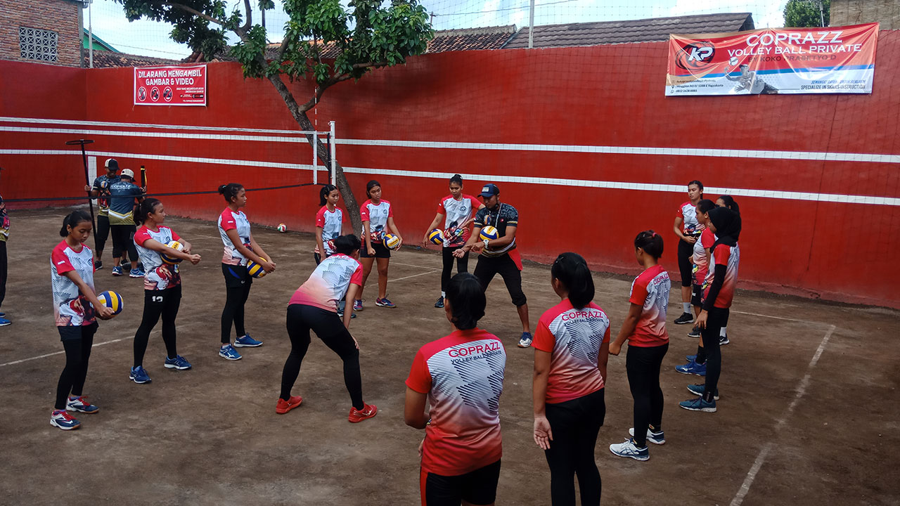 CETAK PEMAIN: Suasana Coprazz Private Volleyball, sekolah privat bola voli yang didirikan oleh Koko Prasetyo Darkuncoro.(Dokumen Coprazz Private Volleyball)