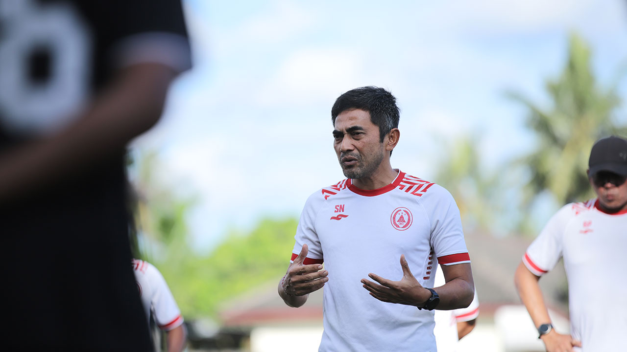 TETAP DI PSS : Seto Nurdiyantara saat memimpin sesi latihan bersama skuad PSS Sleman. Mulai kemarin, Seto secara resmi tak lagi menjabat pelati kepala PSS Sleman. Seto nantinya akan mengemban tugas baru di skuad Super Elang Jawa.