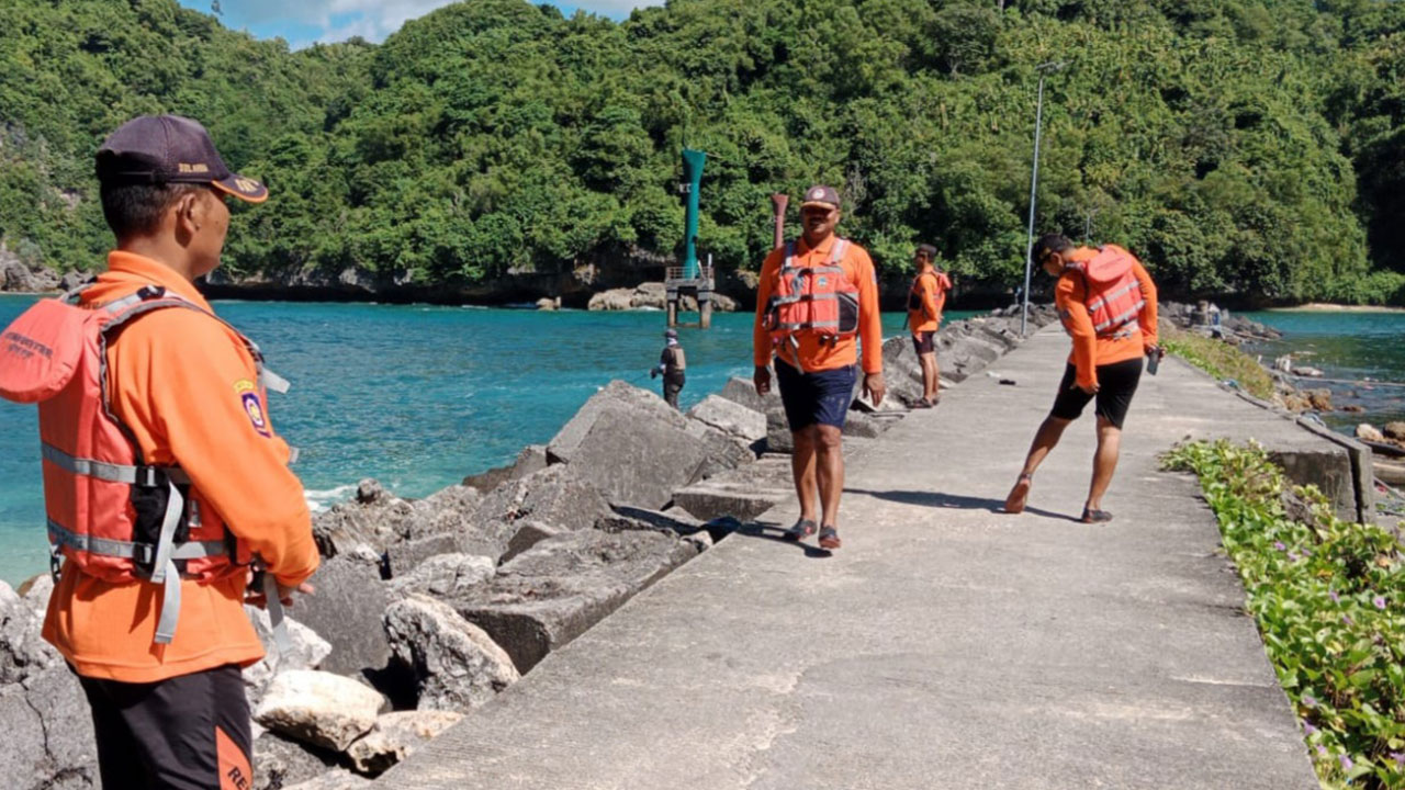 Tim SAR Satlinmas Korwil I Gunungkidul melakukan penjagaan di kawasan Pantai Sadeng, Songbanyu, Girisubo (9/4)