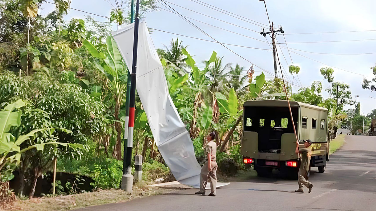 TEGAKKAN ATURAN - Satuan Polisi Pamong Praja (Satpol PP) Kabupaten Gunungkidul kembali tertibkan reklame tidak berizin di beberapa titik lokasi yang ada di Gunungkidul.(Satpol PP Gunungkidul)