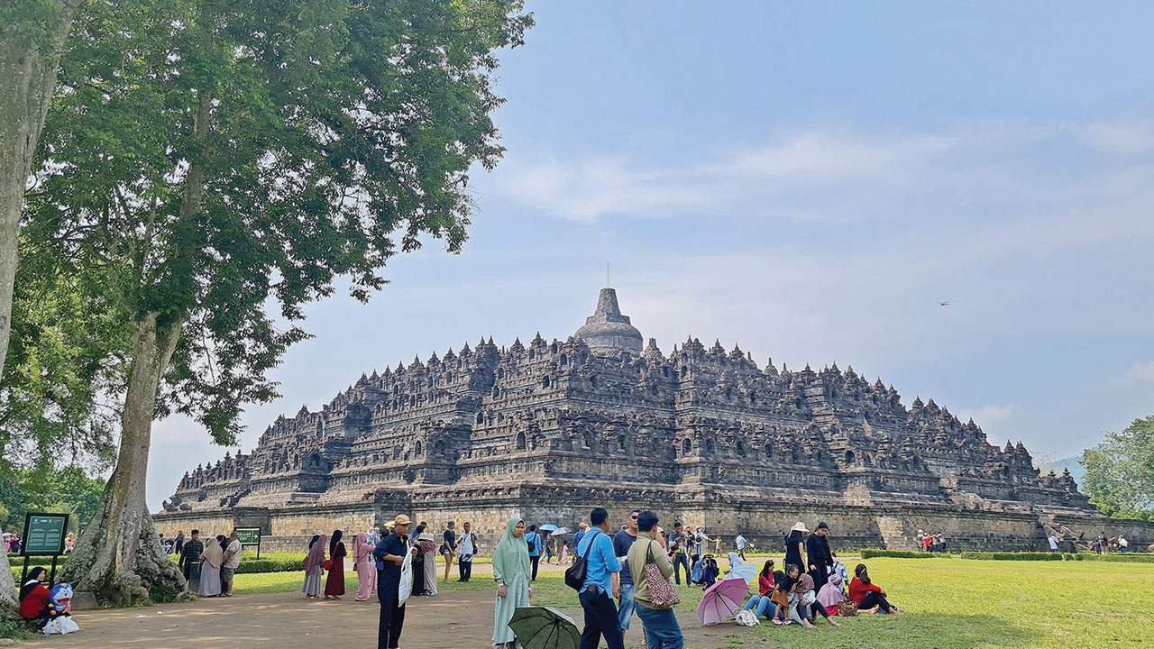 PADAT: Suasana di halaman Candi Borobudur tampak ramai. Banyak dari mereka yang beristirahat usai menaiki monumen candi kemarin (26/4).(NAILA NIHAYAH/RADAR JOGJA)