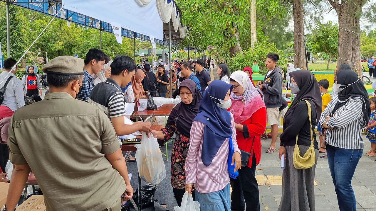 ANTRE: Pembukaan pasar Ramadan dan operasi pasar di Alun-Alun Wates (10/4) langsung diserbu masyarakat. Banyak masyarakat yang rela harus mengantre demi mendapatkan sembako dengan harga yang lebih murah.(FAHMII FAHRIZA/RADAR JOGJA)