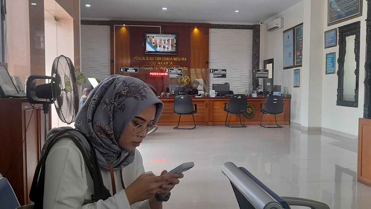 PERTANAHAN: Khairani Afifah saat menunggu persidangan di lobi PTUN Jogjakarta kemarin (12/4).(SITI FATIMAH/RADAR JOGJA )