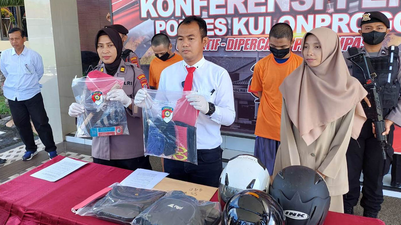 TERUNGKAP: Dua pelaku percobaan pembunuhan dengan latar belakang hubungan asmara sesama jenis diamankan di Mapolres Kulonprogo, kemarin.(HENDRI UTOMO/RADAR JOGJA)