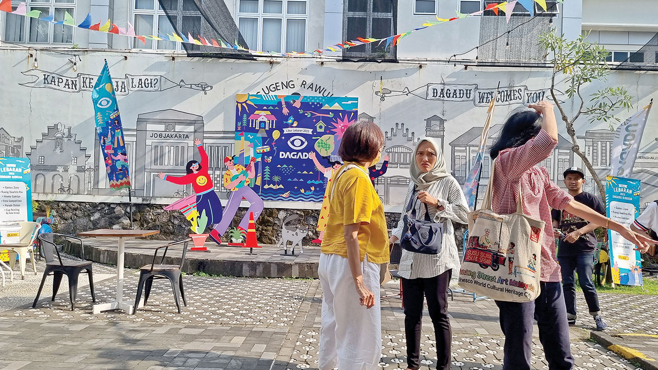 ANTUSIAS: Masyarakat saat mengunjungi rumah mudik Dagadu yang rutin diselenggarakan setiap tahun saat momentum Lebaran kemarin (26/4).(FAHMI FAHRIZA/RADAR JOGJA )