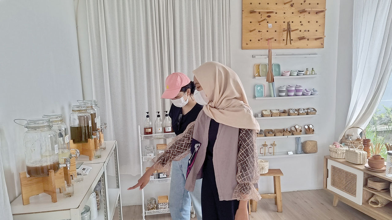 BENTUK DUKUNGAN: Vert Terre yang fokus menjual produk eco friendly di wilayah Sardonoharjo. Barang yang dijual, merupakan milik UMKM dari Jogjakarta.(FAHMI FAHRIZA/RADAR JOGJA )