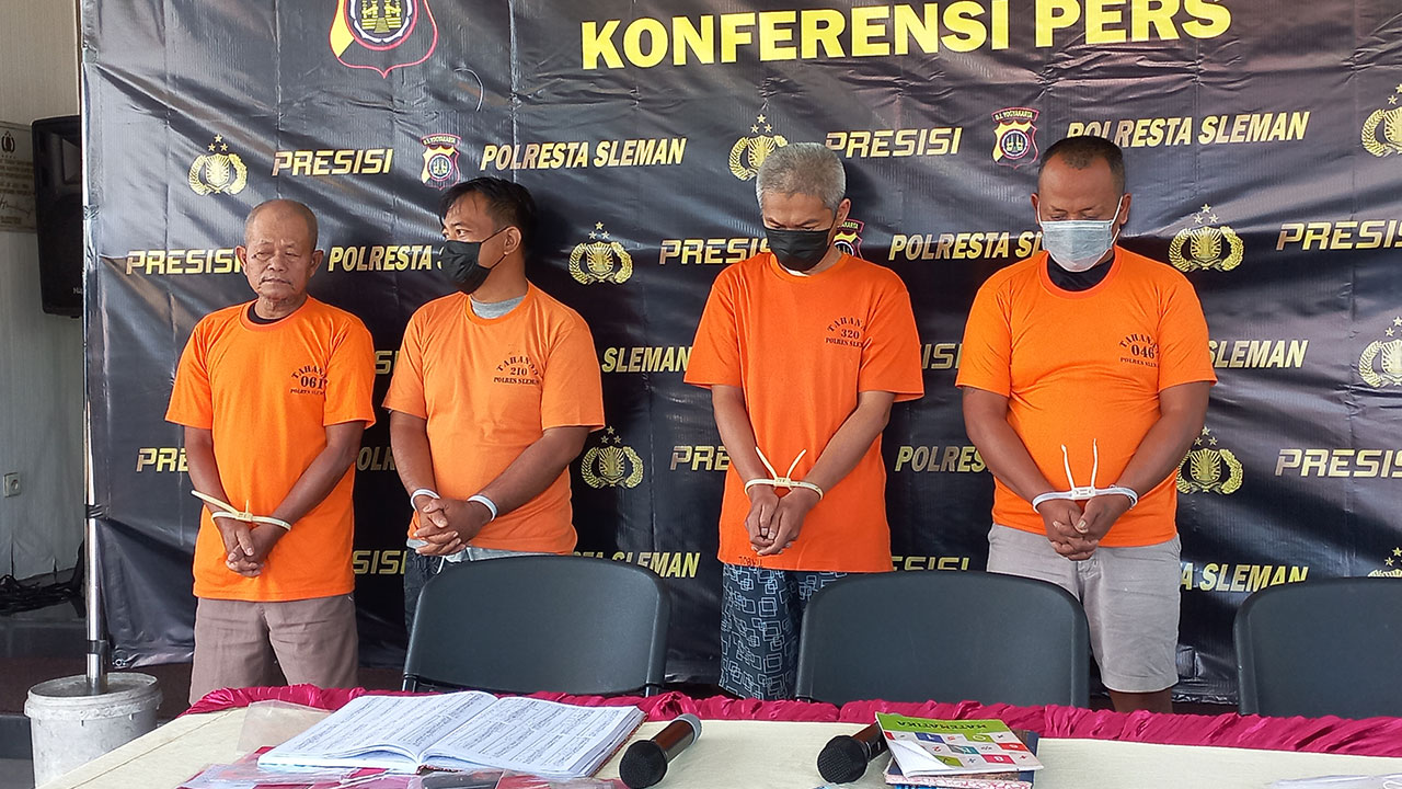 UNGKAP KASUS: Kapolresta Sleman (tengah) dan jajarannya menunjukkan sejumlah barang bukti pelaku terlibat usaha jdi togel di Mapolresta Sleman Senin (17/4).(MEITIKA CANDRA LANTIVA/RADAR JOGJA)
