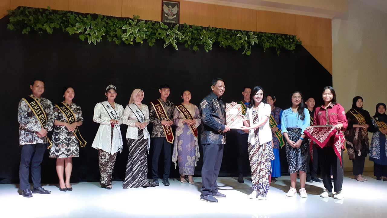 PERINGATI HARI TARI: Penampil tari tradisional dan owner Shinta Art Dance Shinta Restu Wibawa saat memberikan cendera mata kepada pelaku seni di Balai Desa Mulyodadi Sabtu (29/4).(IWAN NURWANTO/RADAR JOGJA )