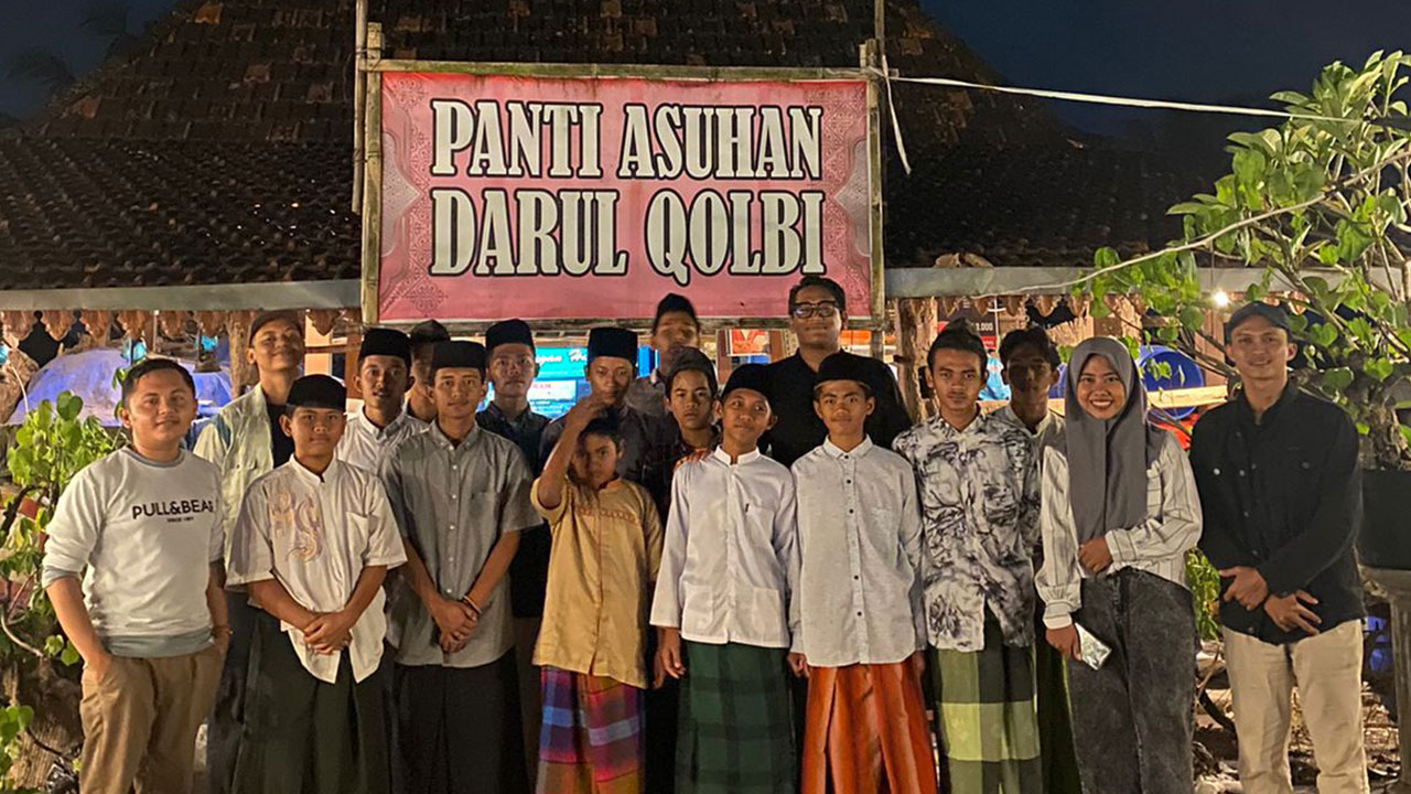 BERBAGI : Para mahasiswa Satra Indonesia UNY atau KMSI UNY melakukan kegiatan buka bersama di Panti Asuhan Darul Qolbi bersama para Alumni.(Rizky Wahyu/RADAR JOGJA)