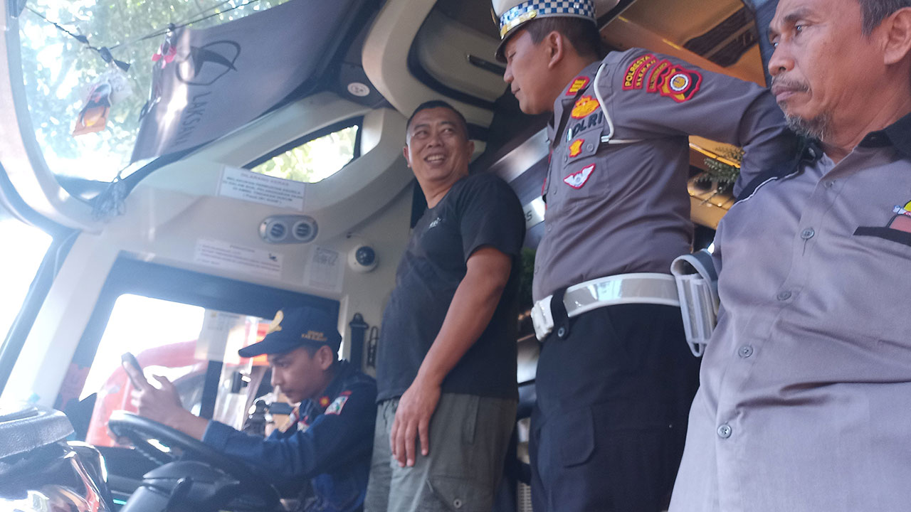 PASTIKAN LAIK: Tim gabungan Satlantas Polresta Sleman dan Dishub Kabupaten Sleman saat melakukan ramp check pada angkutan bus di Terminal Jombor, (11/4).(MEITIKA CANDRA LANTIVA/RADAR JOGJA)