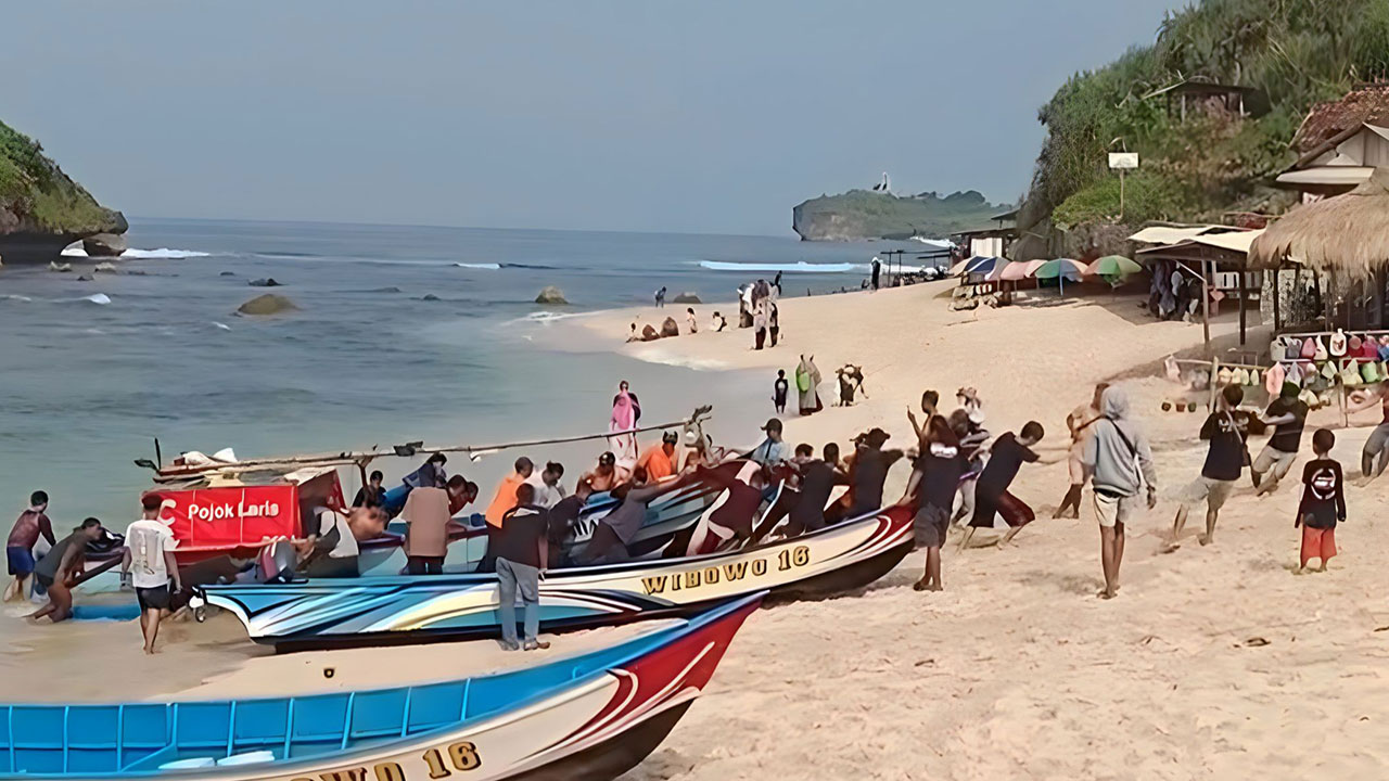 SEMUA SELAMAT - Petugas dan warga mengevakusi bangkai kapal nelayan yang mengalami kecelakaan laut (laka laut) di Pantai Ngandong, Sidoharjo, Tepus pagi kemarin (26/4).(ELANG KHARISMA DEWANGGA/RADAR JOGJA)