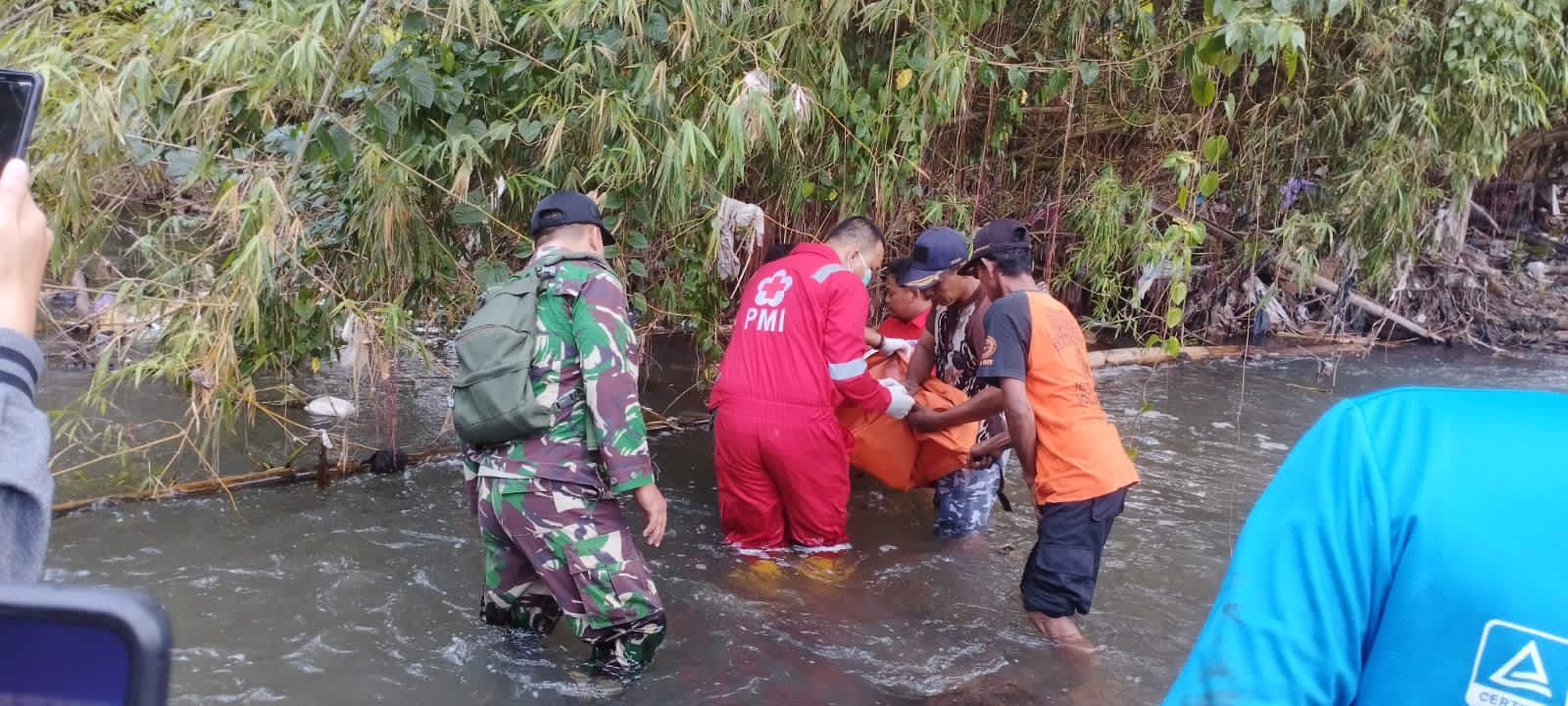 EVAKUASI : Tim Relawan gabungan mengevakuasi mayat bayi tanpa kepala di aliran Sungai Bedog Bantul, Minggu (9/4). (DWI AGUS/RADAR JOGJA)