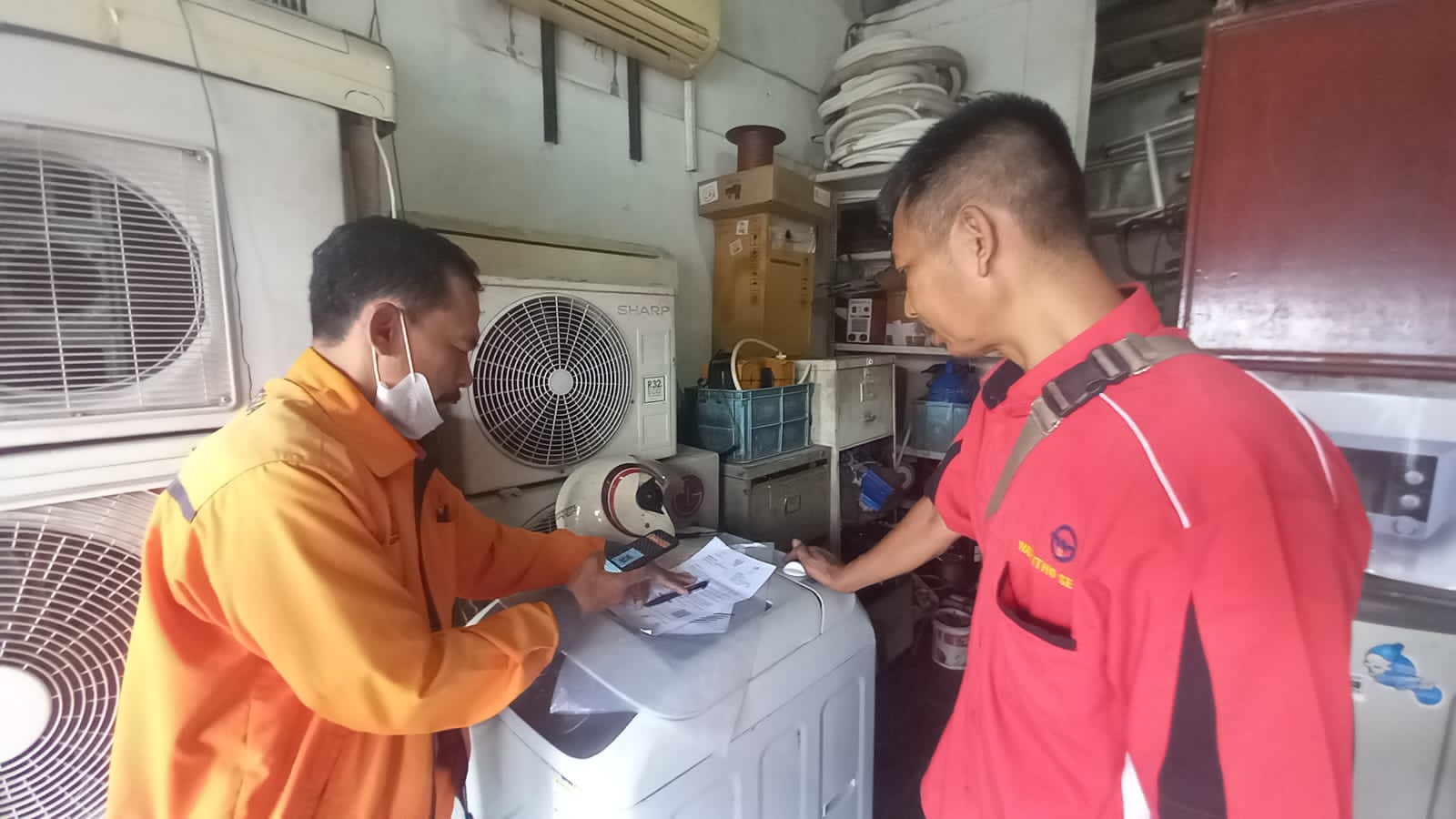 BANTUAN: PT Pos Indonesia (Persero) menyalurkan bantuan sosial (bansos) sembilan bahan pokok (sembako), yang sebelumnya berlabel Bantuan Pangan Non tunai (BPNT) dan Program Keluarga Harapan (PKH) dari Kementerian Sosial Republik Indonesia (Kemensos RI). (