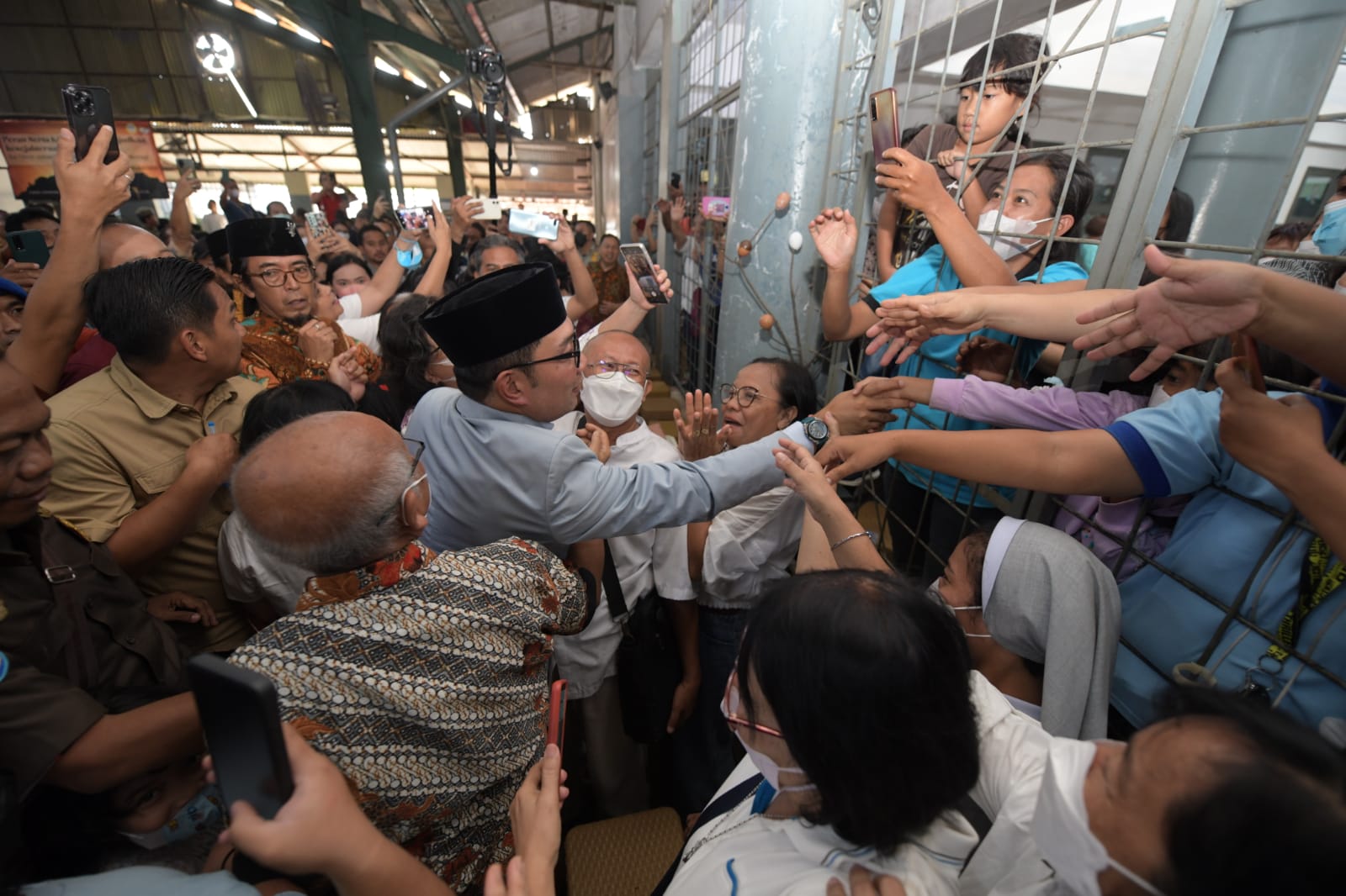 AKHIRNYA: Polemik perizinan pembangunan kompleks Gereja Katolik Ibu Teresa Paroki Cikarang, Kabupaten Bekasi yang tertahan cukup lama akhirnya mendapatkan kepastian. Kabar bahagia ini disampaikan oleh Gubernur Jawa Barat Ridwan Kamil dalam acara Penyeraha