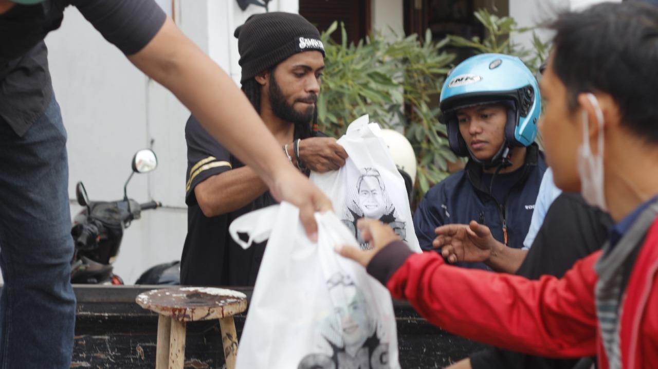 SOSIAL: Sukarelawan Orang Muda Ganjar (OMG) kembali mengadakan kegiatan bermanfaat dan positif bagi masyarakat. Kali ini, para pendukung Ganjar Pranowo itu menggelar pembagian hampers Lebaran. (OMG DIY FOR RADAR JOGJA)