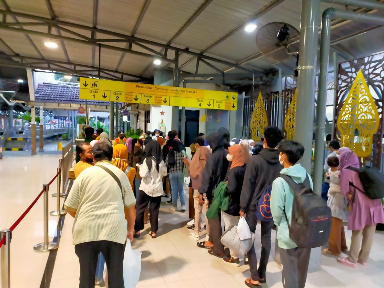 RAMAI : Suasana pemesanan tiket KRL dan Prameks di Stasiun Tugu Jogjakarta. (PT KAI COMMUTER for RADAR JOGJA)