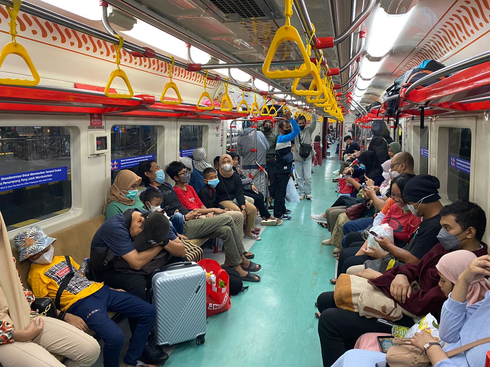RAMAI : Penumpang KRL Jogjakarta Solo. (KAI COMUTER for RADAR JOGJA)