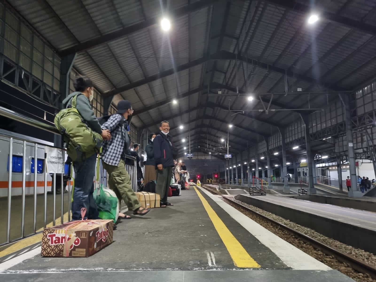 BATAS AMAN : Penumpang di Stasiun Tugu Jogjakarta menunggu di belakang garis kuning peron. (PT KAI DAOP 6 for RADAR JOGJA)