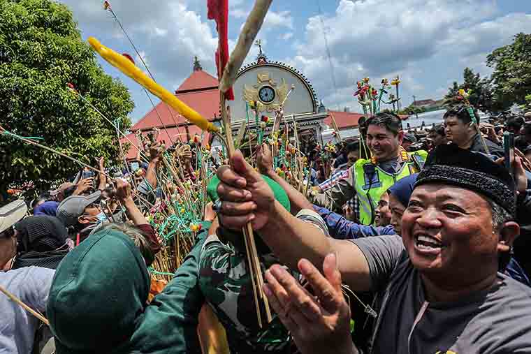 Warga berebut gunungan saat grebeg Syawal yang digelar Kraton Jogjakarta di Halaman masjid gedhe Kauman, Jogja, Sabtu (22/4). Tradisi grebeg syawal merupakan rangkaian peringatan idul fitri 1444 H. Dalam grebeg kali ini digelar secara terbuka setelah 3 ta