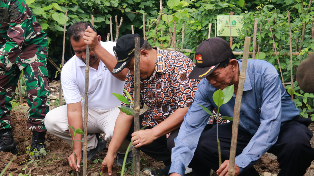 TAK KENAL LELAH: Pengembangan hutan mangrove di Padukuhan Baros, Kretek, Bantul. Foto...Ketua Bidang Konservasi Hutan Mangrove KP2B Wawan Widia Ardi Susanto.(IWAN NURWANTO/RADAR JOGJA)