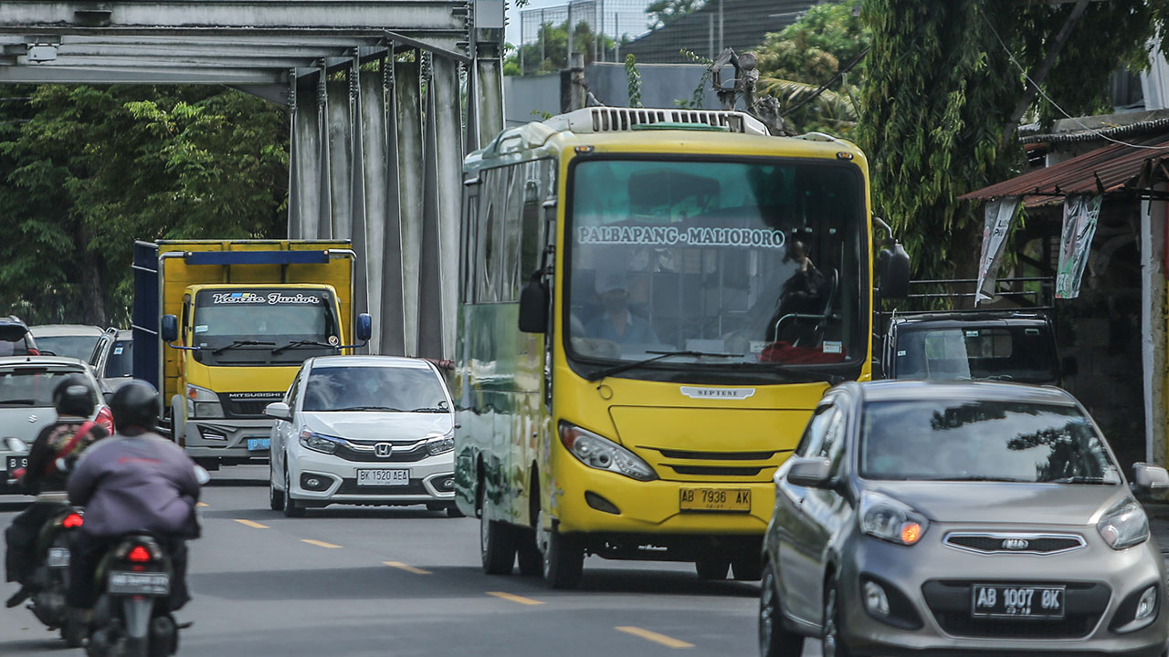DIMINATI: Bus Trans Jogja jalur Palbapang-Malioboro melintas di Jalan Bantul, Tirtonirmolo, Kasihan.