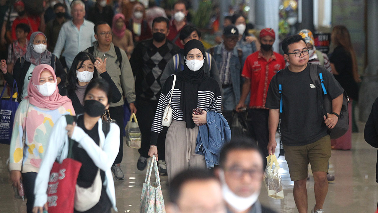 MENGGELIAT: Aktivitas dan pergerakan penumpang di Stasiun Tugu Jogjakarta terus menunjukkan peningkatan. PT KAI telah menetapkan masa angkutan Lebaran 2023 dimulai sejak 12 April sampai 03 Mei mendatang.(GUNTUR AGA TIRTANA/RADAR JOGJA)