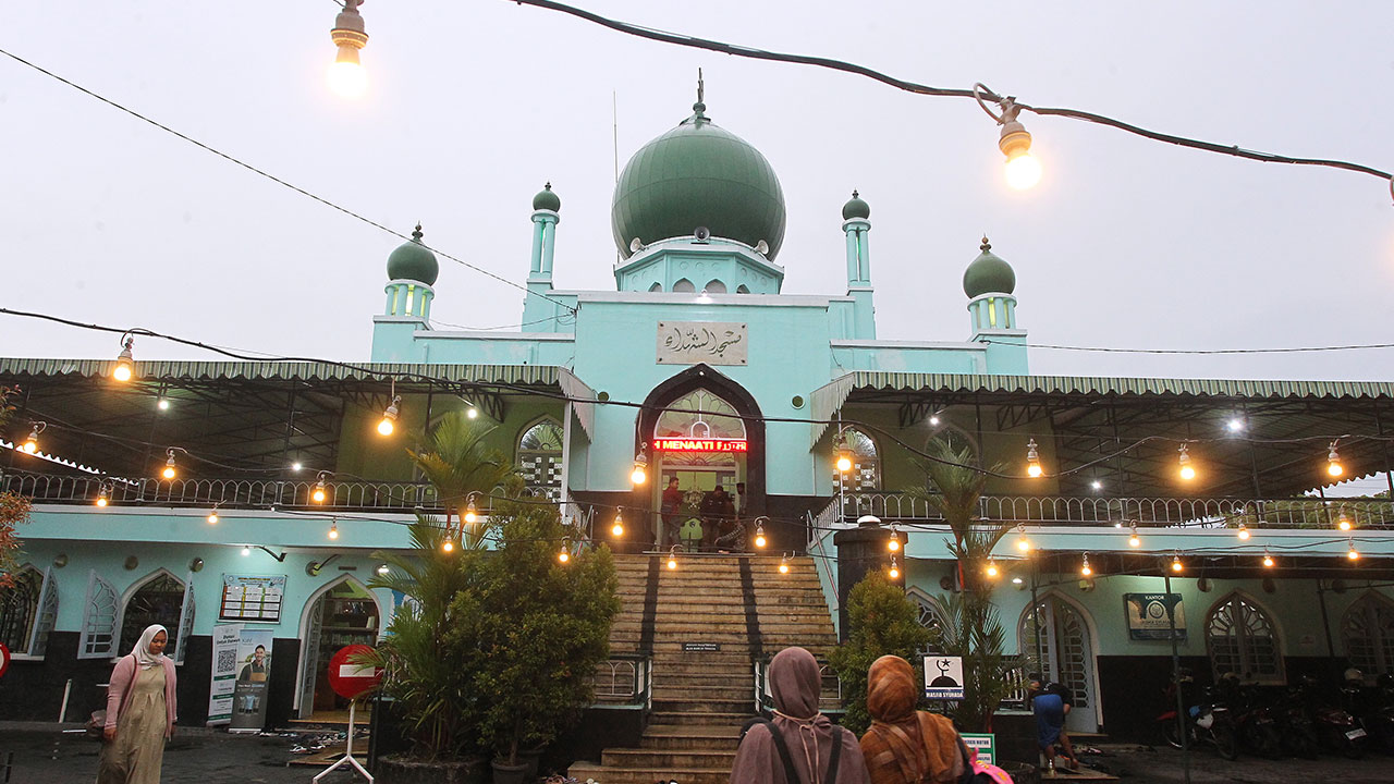 BERSEJARAH: Suasana menjelang berbuka puasa di Masjid Syuhada, Kotabaru, Kota Jogja,(2/4). Pemkot Jogja menetapkan Masjid Syuhada sebagai Masjid Agung di Kota Jogja.(GUNTUR AGA TIRTANA/RADAR JOGJA )