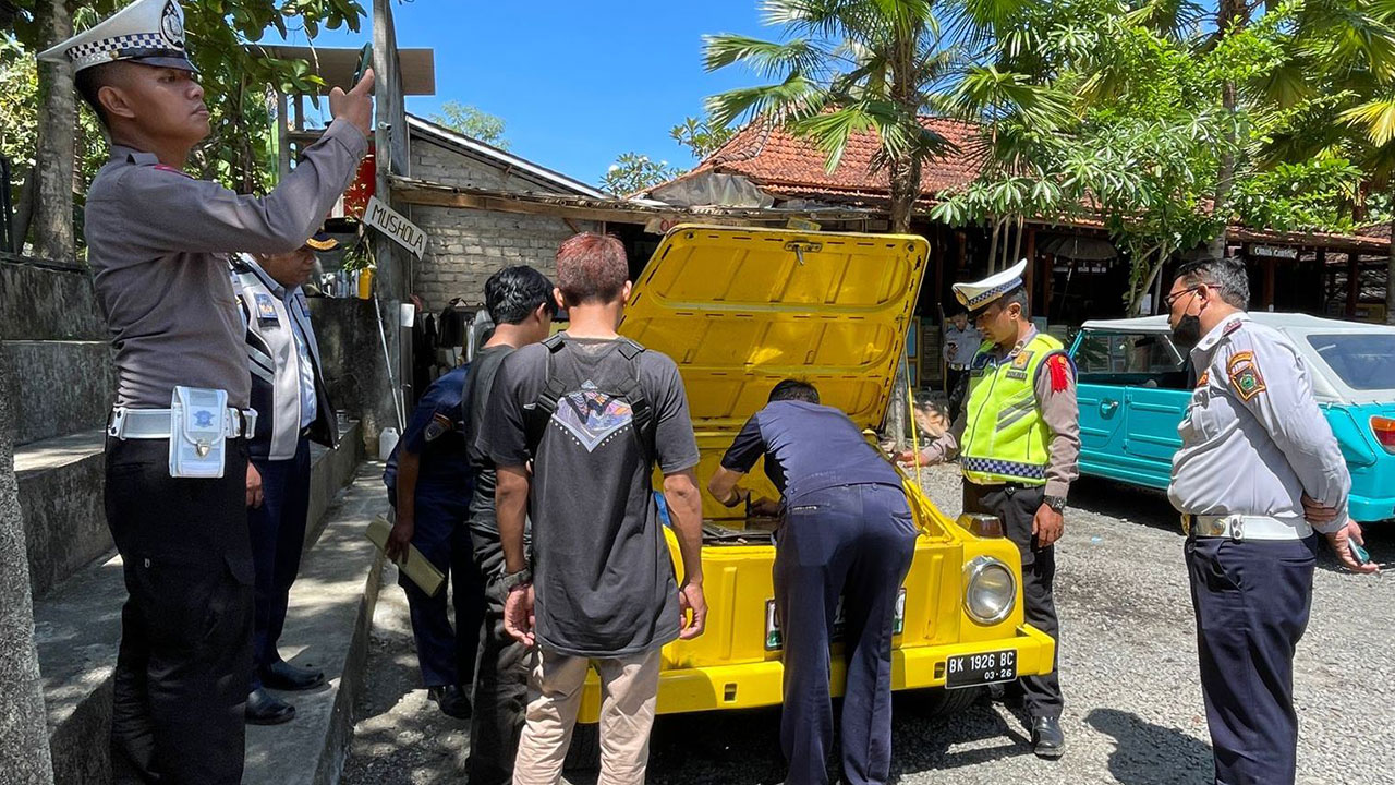 PASTIKAN: Satlantas dan Dishub Kulonprogo melakukan Ram Check Angkutan Wisata jelang libur Lebaran di Omah Cantrik Nanggulan, kemarin.(HENDRI UTOMO/RADAR JOGJA)