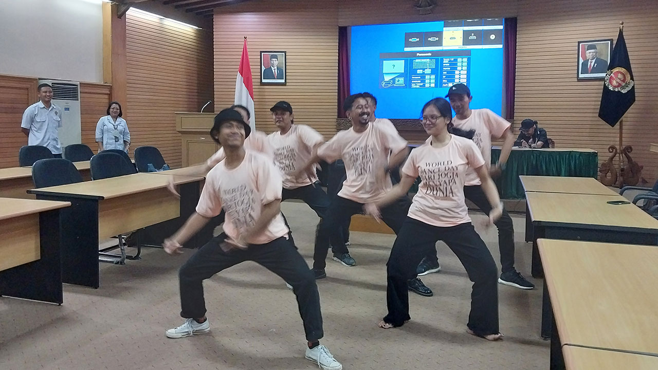 Sejumlah penari melakukan sedikit pertunjukan saat jumpa pers kemarin (26/4).(WULAN YANUARWATI/RADAR JOGJA)