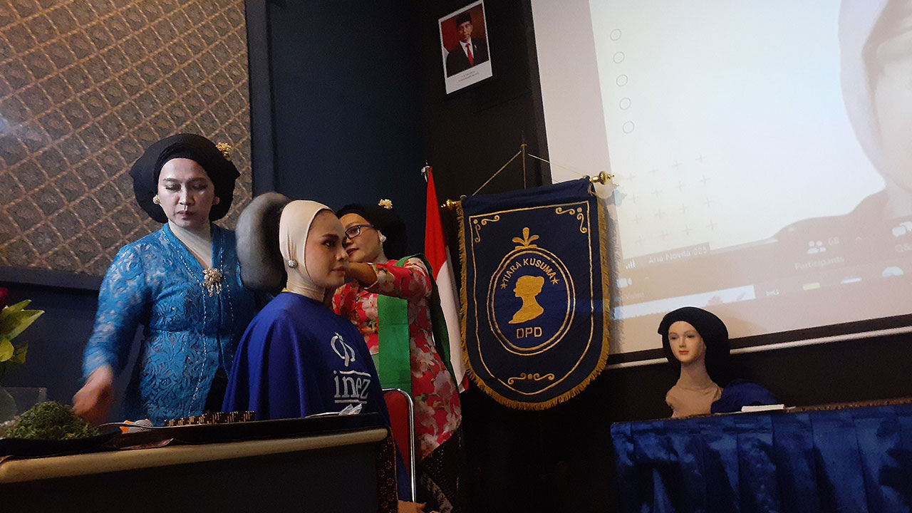 Kanjeng Raden Nganten (KRNgt ) T Ayu Purwowijoyo sedang mempraktekkan pemakaian Sanggul Hijab.(RIZKY WAHYU/RADAR JOGJA)