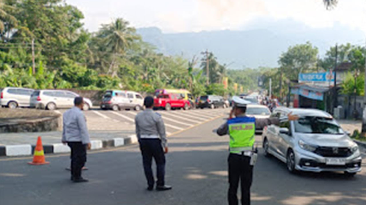 ATUR ARUS: Personel Polresta Magelang turun mengatur kepadatan arus lalu lintas, terutama di sekitar destinasi wisata di Kabupaten Magelang.(Dok Humas Polresta Magelang)