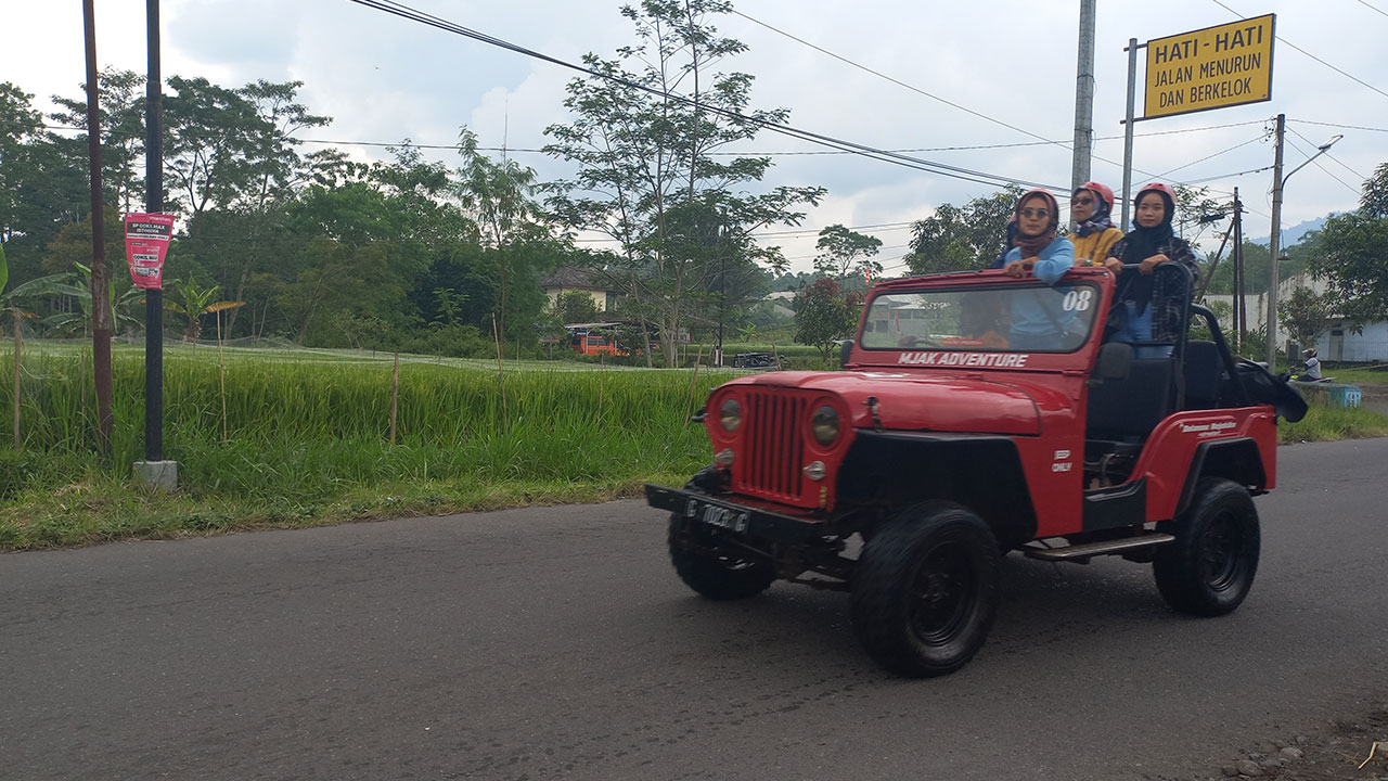 TEKAN ANGKA KECELAKAAN: Penyedia jip wisata di kawasan Kaliurang saat membawa pengunjung berkeliling. Untuk mengantisipasi kecelakaan, Dinas Perhubungan (Dishub) Bantul meminta penyedia jasa jip untuk patuhi aturan.(RADAR JOGJA FILE)