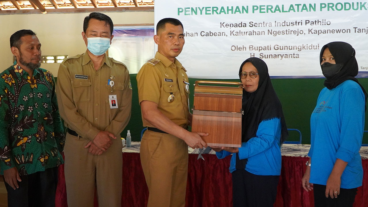 SUPPORT: Penyerahan bantuan alat produksi untuk sentra industri pathilo berlangsung di Balai Padukuhan Cabean, Ngestirejo, Tanjungsari Selasa (11/4).(DOKUMENTASI PEMKAB GUNUNGKIDUL)