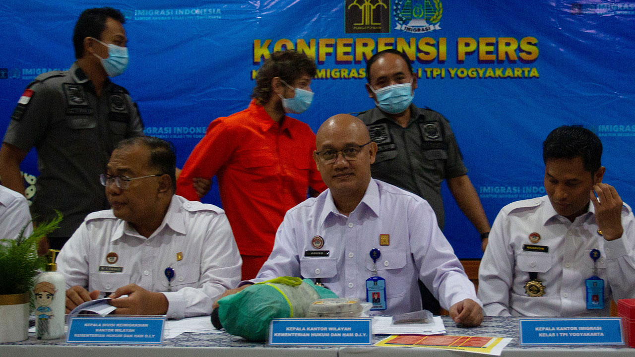 TEGAS: Kepala Kanwil Kemenkumham DIY Agung Rektono Seto (tengah) didampingi Kepala Imigrasi Kelas I TPI Jogjakarta Najarudin Safaat (kanan).