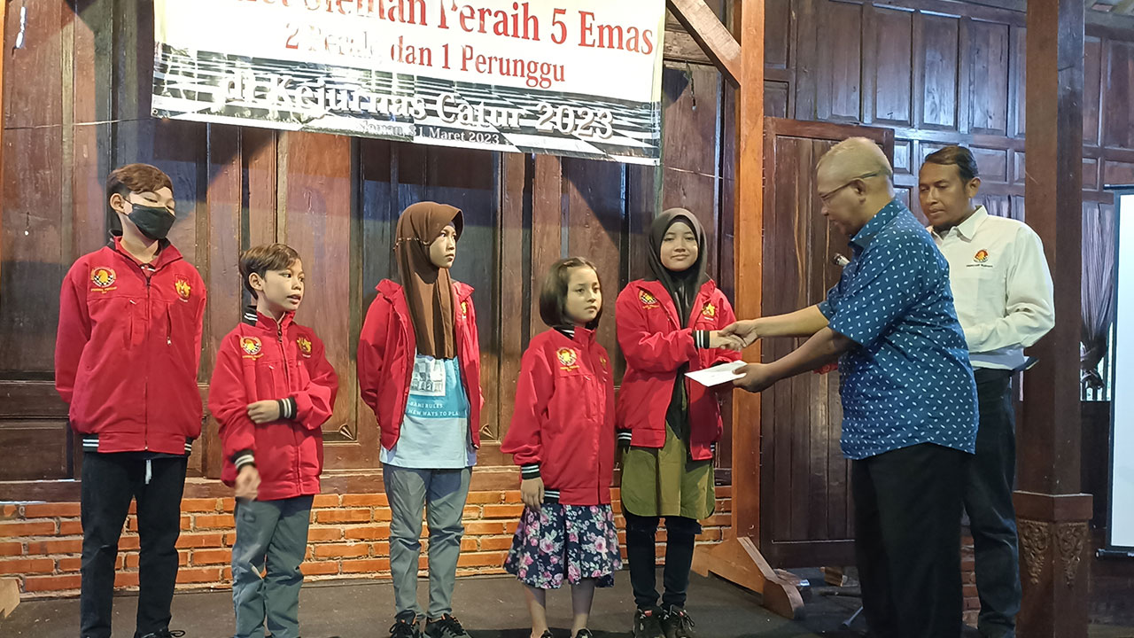 REWARD: Wakil Ketua Umum I KONI Sleman Sukiman Hadiwijoyo memberikan apresiasi kepada lima atlet catur Sleman di Tridadi, Sleman, Jumat (31/3).(Gregorius Bramantyo/Radar Jogja)