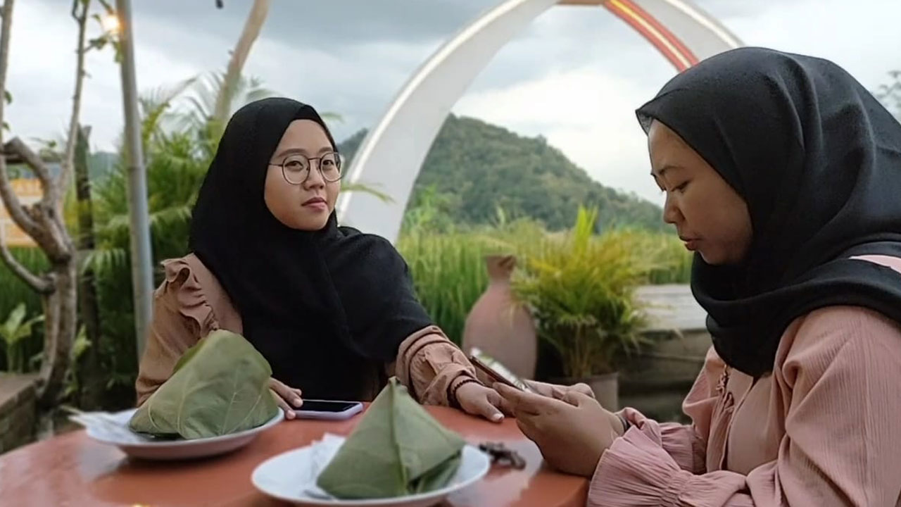 NIKMAT: Wisatawan menikmati menu sego wiwit sembari menikmati alam sekitar.(ISTIMEWA)