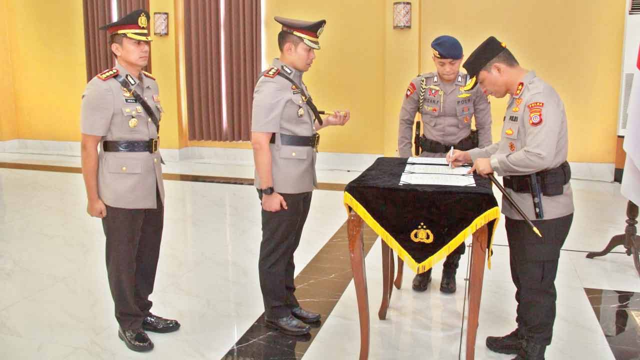 SERTIJAB: Kombes Pol Aris Supriyono (KIRI) dan AKBP Yuswanto Ardi di Gedung Anton Soedjarwo Polda DIJ, Rabu (5/4).