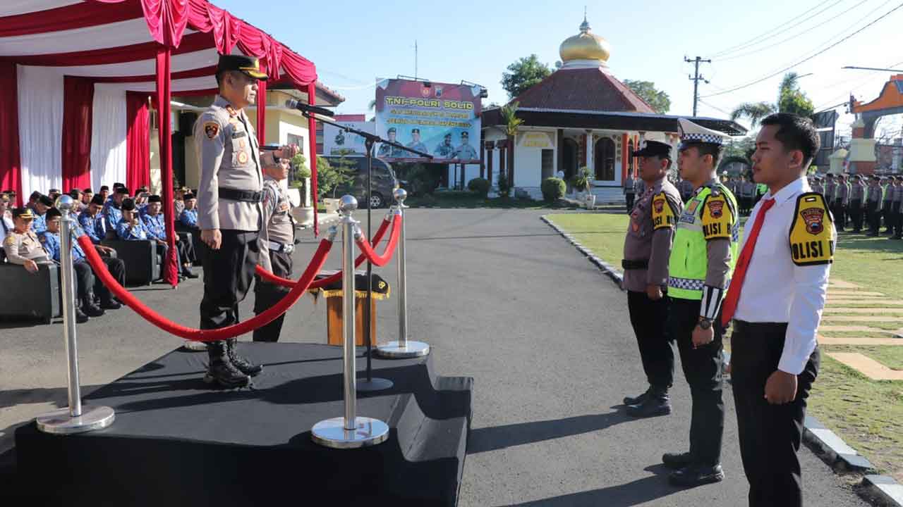 TUGAS TAMBAHAN : Sebanyak 561 personel Polres Kebumen siap mengemban tugas sebagai Polisi RW. Progam Polisi RW dicanangkan agar lebih bisa mendekatkan diri dengan masyarakat. HUMAS POLRES KEBUMEN UNTUK RADAR KEBUMEN