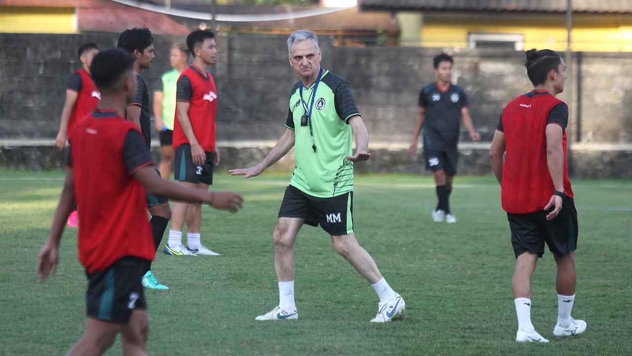 INSTRUKSI: Pelatih PSS Marian Mihail saat memimpin latihan di Lapangan Pakembinangun, Sleman beberapa hari lalu. GUNTUR AGA TIRTANA/RADAR JOGJA