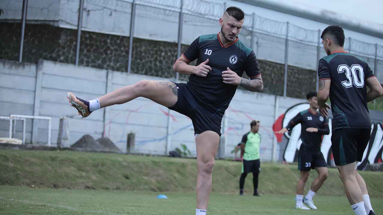 ANTUSIAS: Pemain PSS Sleman Yevhen Bokhashvili saat mengikuti latihan tim di Lapangan Pakembinangun, Pakem, Sleman, Senin (15/5). Dok. PSS Sleman