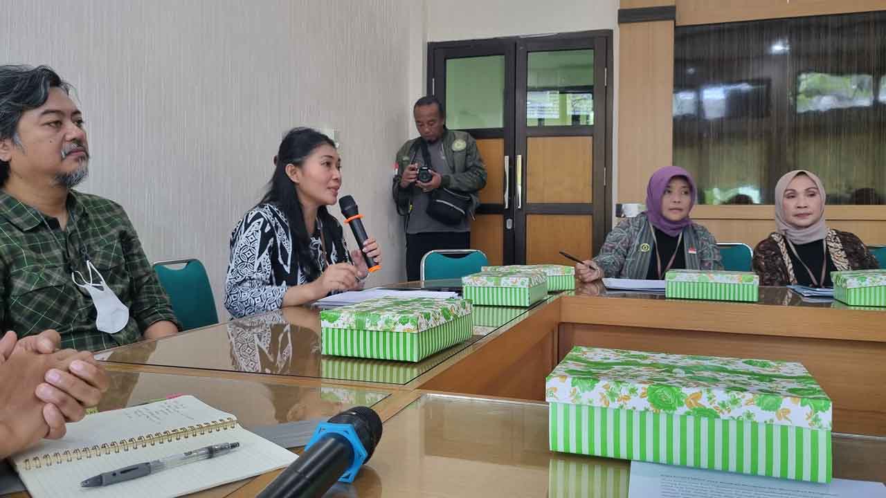 RAYAKAN KEBERAGAMAN: Kepala Dinas Kebudayaan Kota Jogja Yetti Martanti memberikan keterangan pers terkait gelaran Jogja Cross Culture, kemarin (16/5). Fahmi Fahriza/Radar Jogja