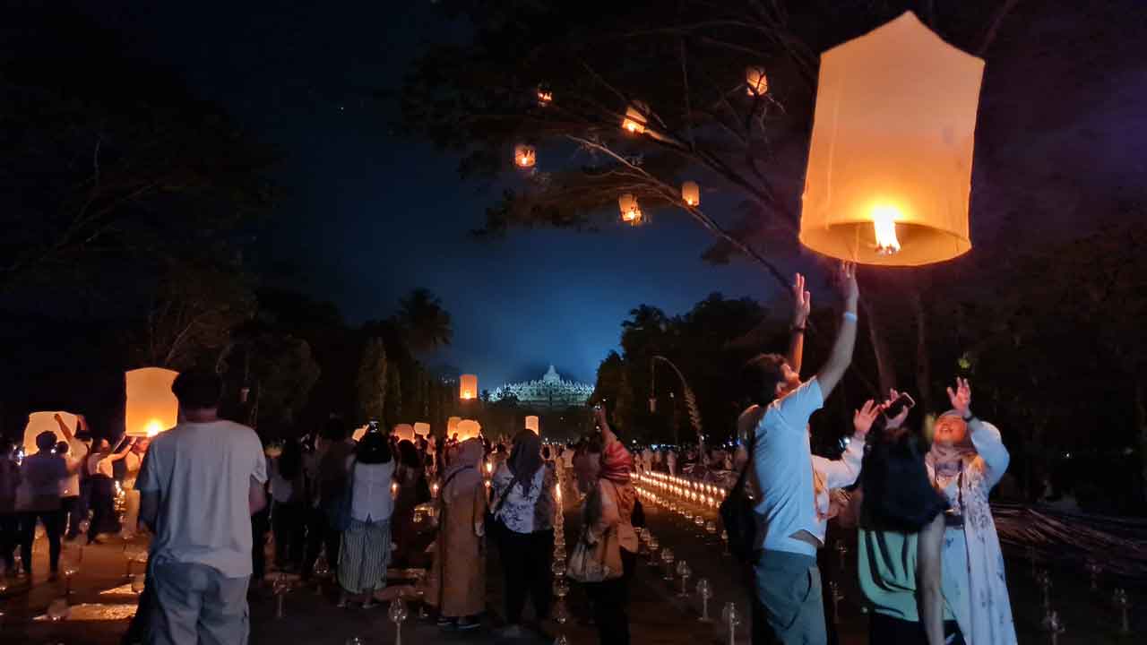 ANTUSIAS: Para pengunjung tampak senang bisa menerbangkan lampion sebagai penutup perayaan Tri Suci Waisak 2566 BE/2022 lalu di Lapangan Marga Utama, kompleks Candi Borobudur. Naila Nihayah/Radar Jogja